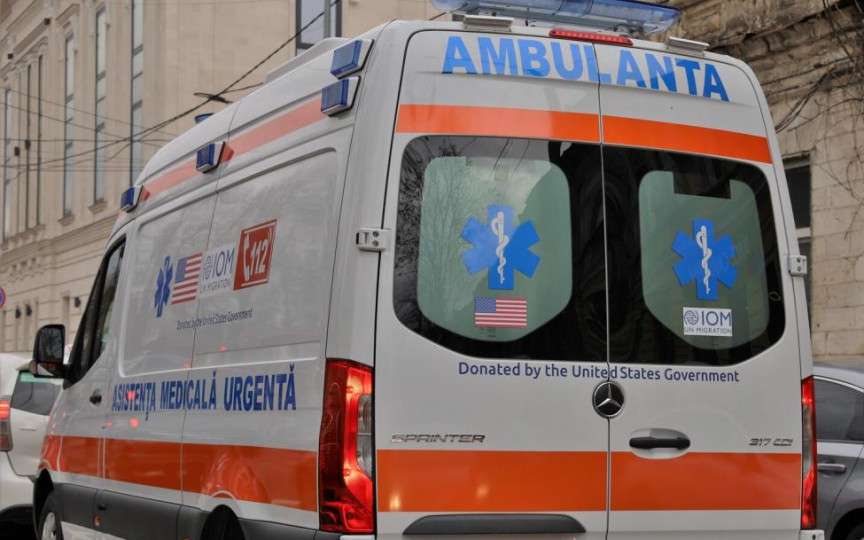 O femeie a născut o fetiță în ambulanță, în timp ce mergeau spre spital