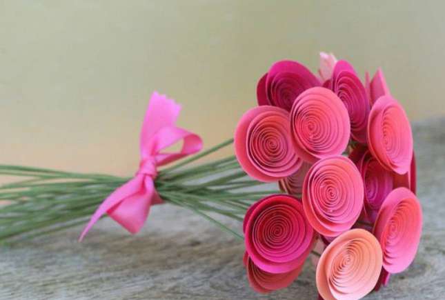 Confecționăm roze pentru 8 martie