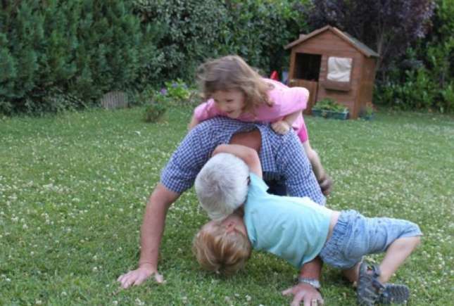 Vara la bunici: Cum să-i oferi copilului tău o vacanță de vară de neuitat, departe de oraș