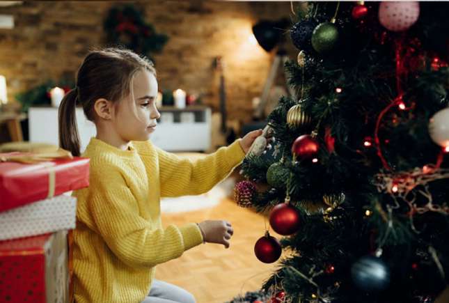 Cum să alegi bradul artificial și decorațiunile de crăciun în siguranță pentru copii și familie