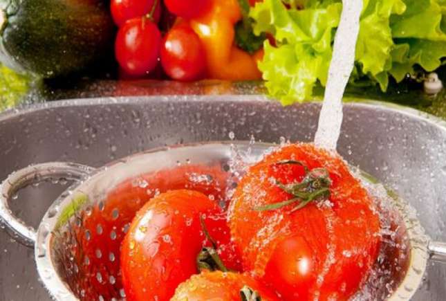 Singurul lucru care spală pesticidele de pe fructe și legume
