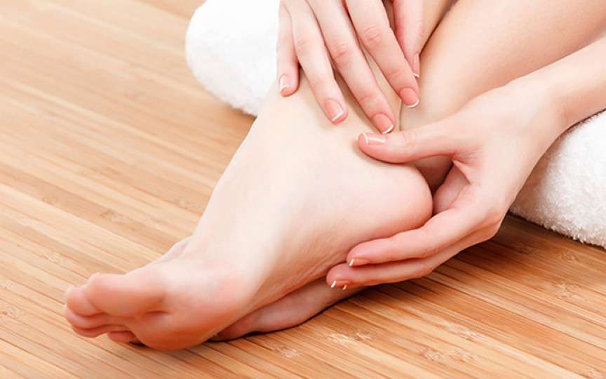 Cele mai bune remedii naturiste pentru călcâiele uscate și crăpate