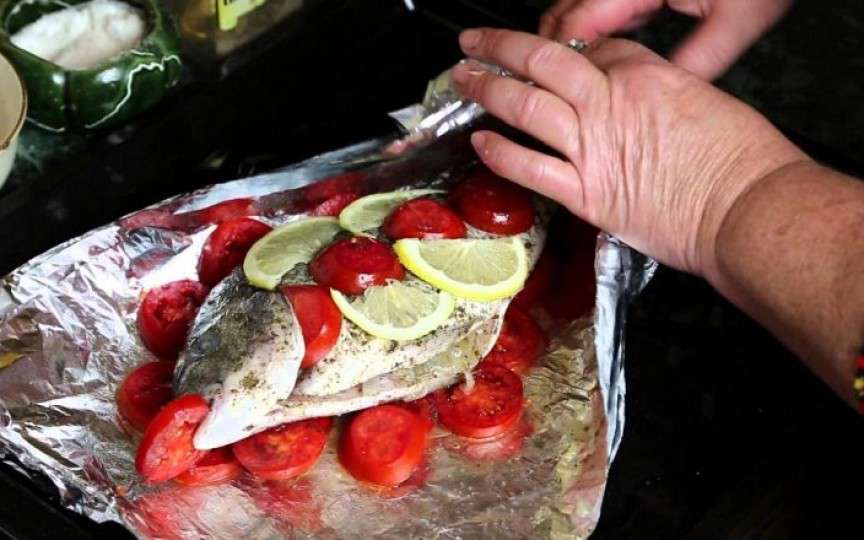 Specialiștii ne avertizează să renunțăm la folia de aluminiu pentru gătitul mâncării