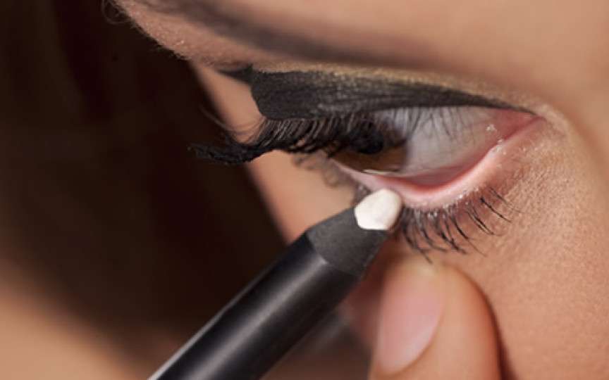 Pericolul la care te expui dacă îți conturezi ochii cu creionul dermatograf