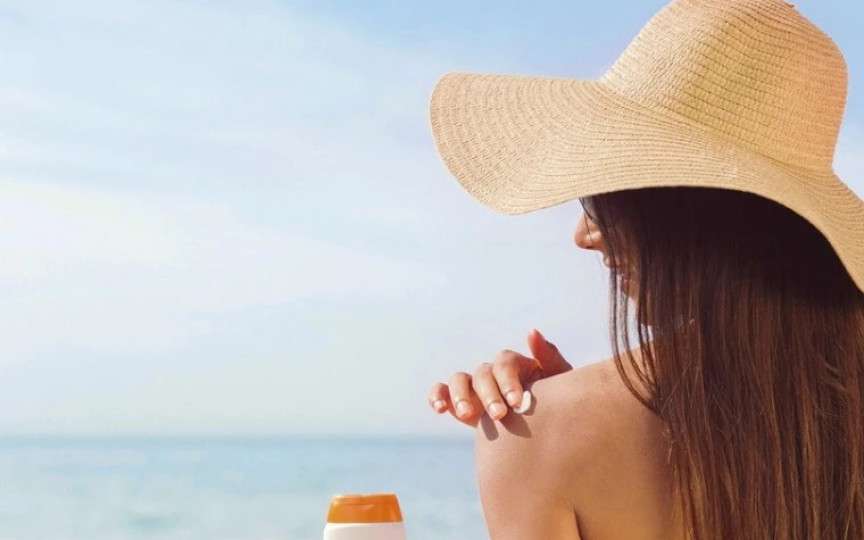 Greșeala pe care toată lumea o face cu crema solară. Dacă uităm acest lucru ne punem viața în pericol