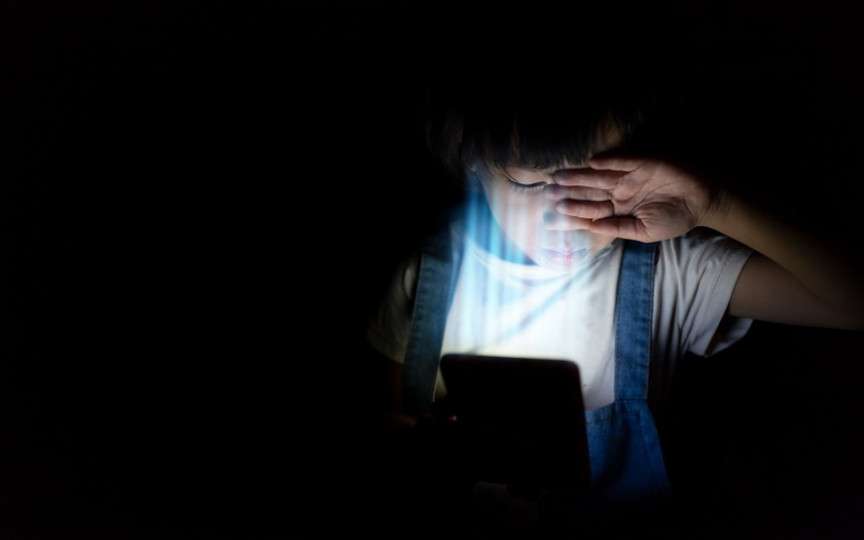 Expunerea copiilor la lumina albastră poate cauza pubertatea timpurie