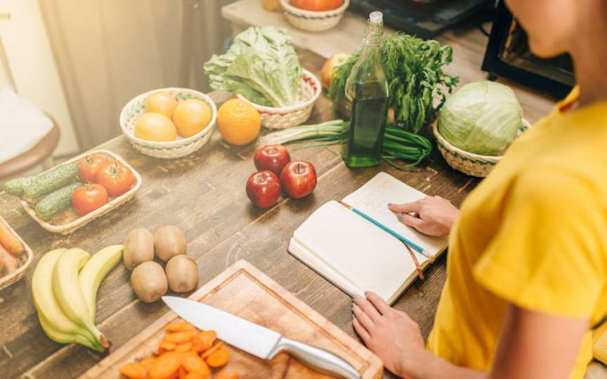 5 pași simpli prin care să îți schimbi obiceiurile alimentare