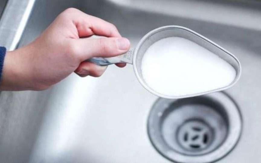De ce trebuie să punem sare în chiuvetă. Trucul la care apelează multe gospodine