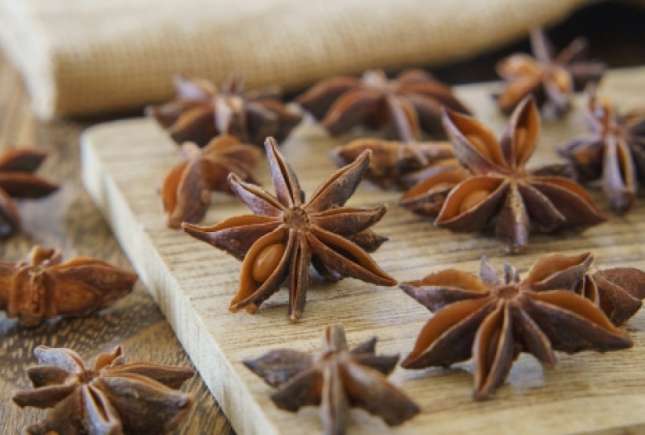Planta medicinală care reduce inflamația din intestin și curăță complet colonul