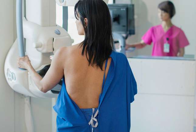 Femeile cu sâni denși riscă un diagnostic tardiv de cancer mamar. Ce arată noile studii despre importanța scanărilor suplimentare