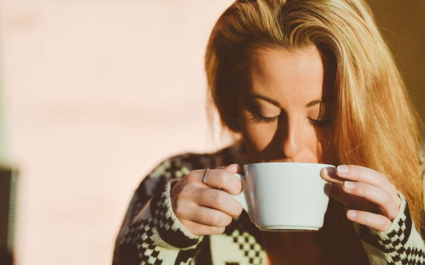 Cu cât timp înainte de culcare ar trebui să bei ultima cafea?