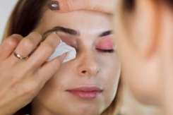 Expert în cosmetică: Demachierea tenului cu șervețele umede este similară cu spălarea hainelor fără clătire