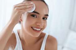 Greşeală în etapa de demachiere. Dermatologii recomandă evitarea folosirii zilnice a acestui produs!