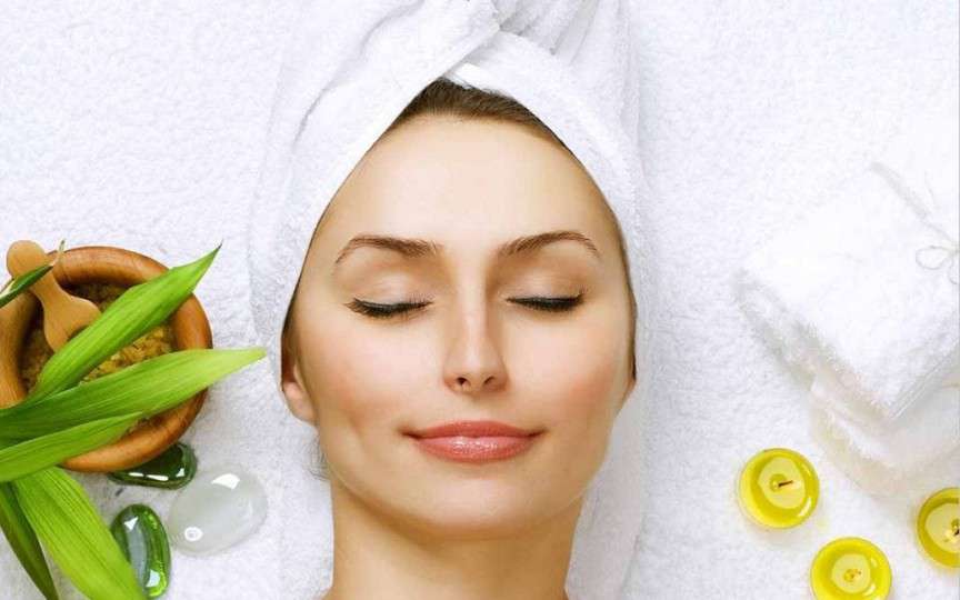 8 trucuri foarte simple pentru a-ţi păstra tenul tânăr