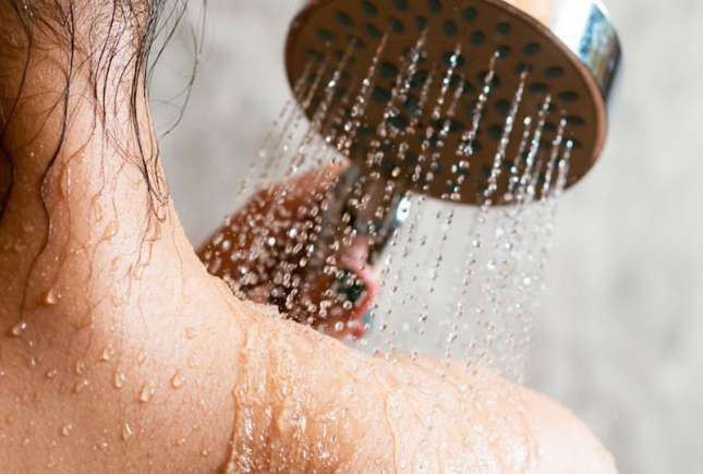 Cât timp e sănătos să facem duș vara? Sfaturi esențiale de la dermatologi
