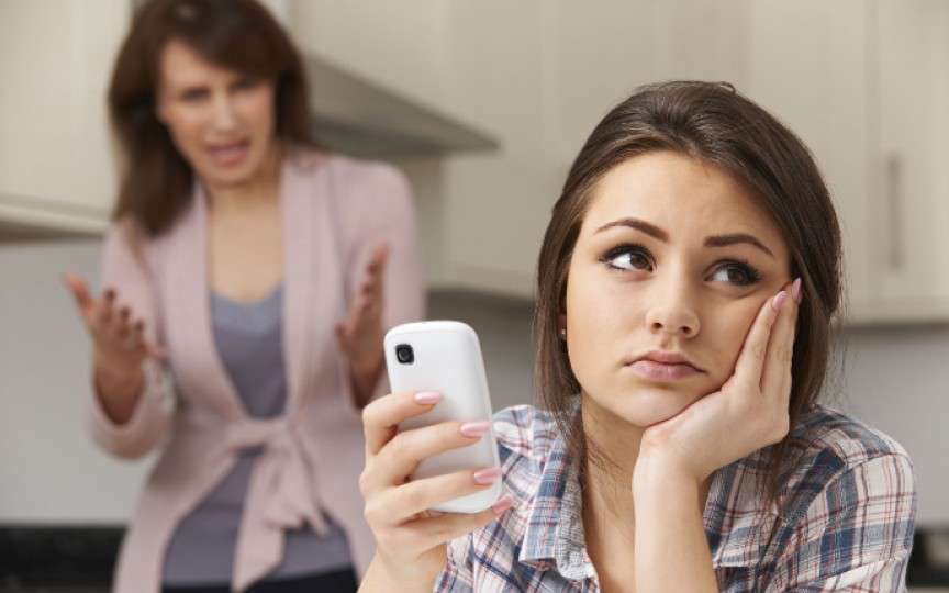 Confesiunea unei mame de adolescentă: Mereu am discutat cu fata despre cum să se ferească de hărțuitori, dar nu m-am gândit că ea ar putea fi unul