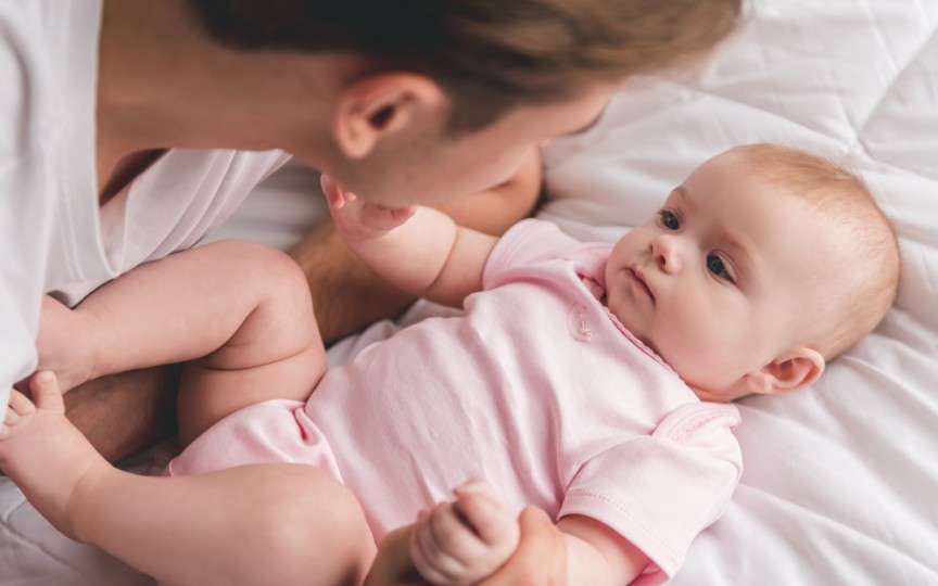 Opinia unei mame: Ține-ţi microbii departe de bebeluşul meu! Nu pot încuraja pe nimeni să se apropie de copilul meu murdar şi răcit