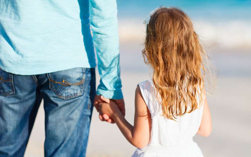 Opinia unui tată: Fetița mea a început să se schimbe, renunță la roz și are gusturi de domnișoară