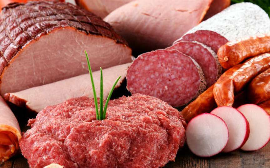 Ce înseamnă, de fapt, carne procesată. Toți o cumpără, dar nu cunosc adevărul