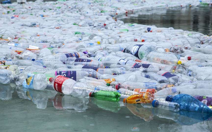 Iată niște lucruri creative din sticle de plastic. Activitate la care poți implica și picii