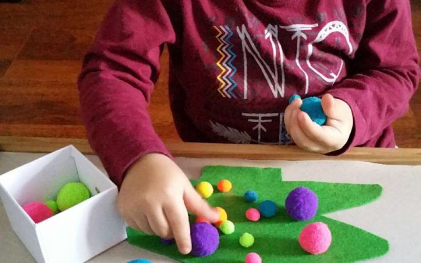 Cum putem convinge copilul să stea cuminte fără tabletă și telefon