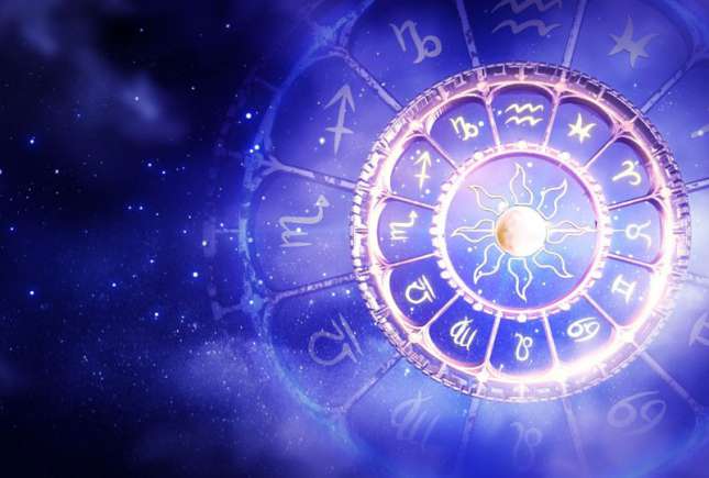 Horoscop decembrie 2024: Ce transformări aduc astrele pentru fiecare zodie