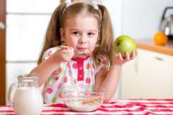 Alimentele sănătoase versus alimentele nocive pentru dantura copiilor