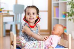 Studiu: Joaca cu păpușile încurajează copilul să vorbească despre sentimente și emoții