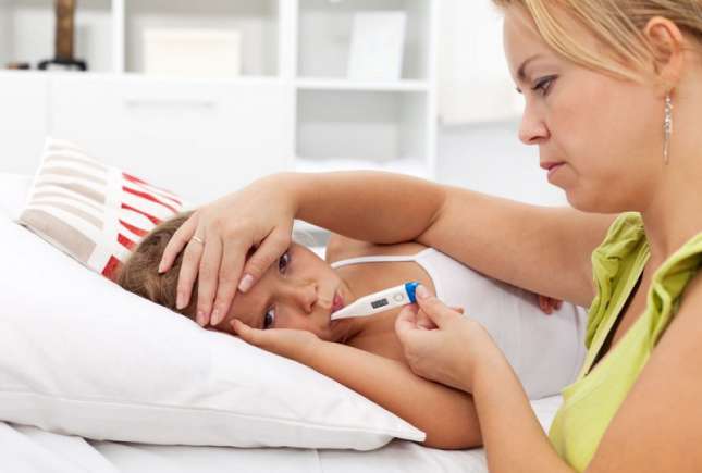 Sfatul pediatrului: ce trebuie și ce nu trebuie să faci când are febră