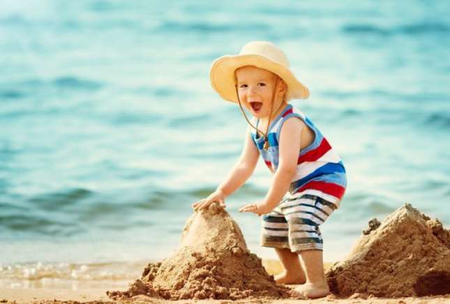 Dermatolog: „Copiii sunt extrem de sensibil la razele UV. Nu îi protejați doar de soare, ci de cancer de piele!”
