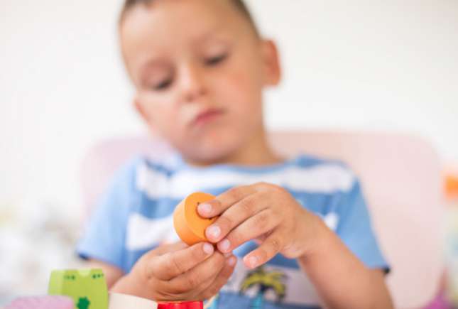 Crizele în autism. Lucruri care-i scot din sărite pe copiii cu acest diagnostic