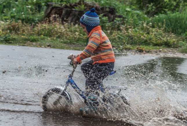 Descoperă avantajele mersului pe bicicletă pentru cel mic - o călătorie spre o viață sănătoasă și fericită