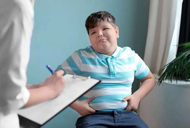Obezitatea la copii – Sfaturi cum să îți protejezi copilul de kilograme în plus
