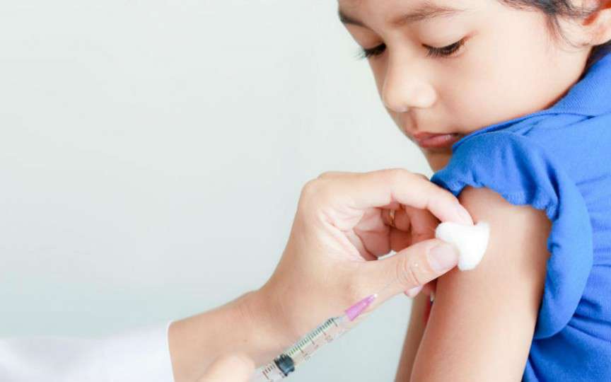 Medic pediatru renumit își expune poziția vizavi de vaccinarea copiilor
