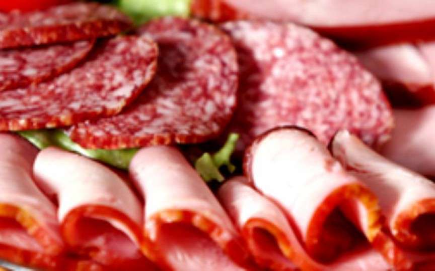 Consumul de mezeluri este asociat de multe ori cu apariţia urticariilor și crampelor abdominale