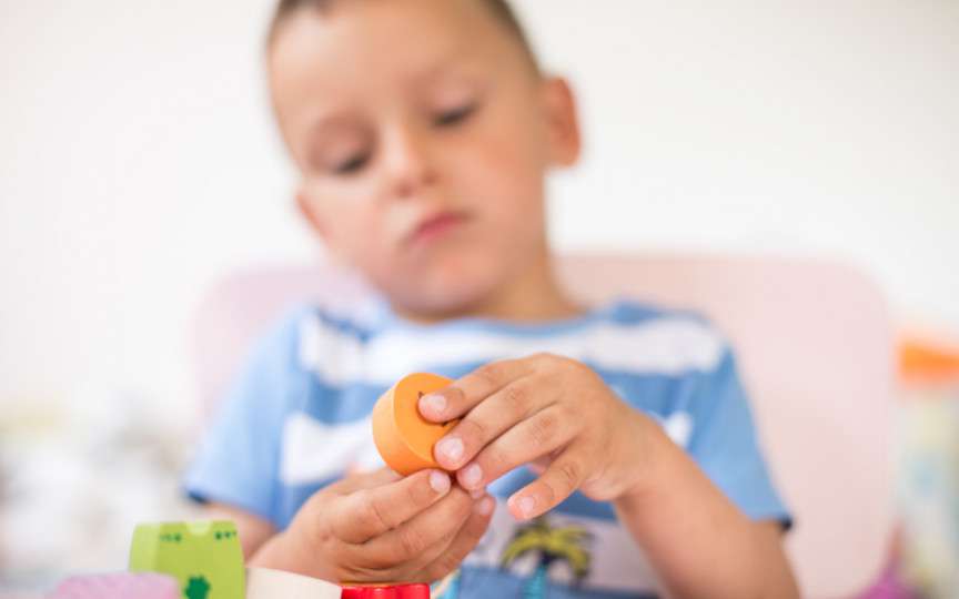 Crizele în autism. Lucruri care-i scot din sărite pe copiii cu acest diagnostic