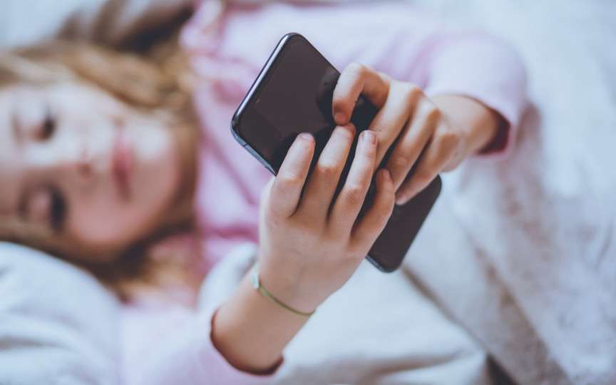 La ce vârstă ar trebui să aibă copilul propriul telefon mobil?