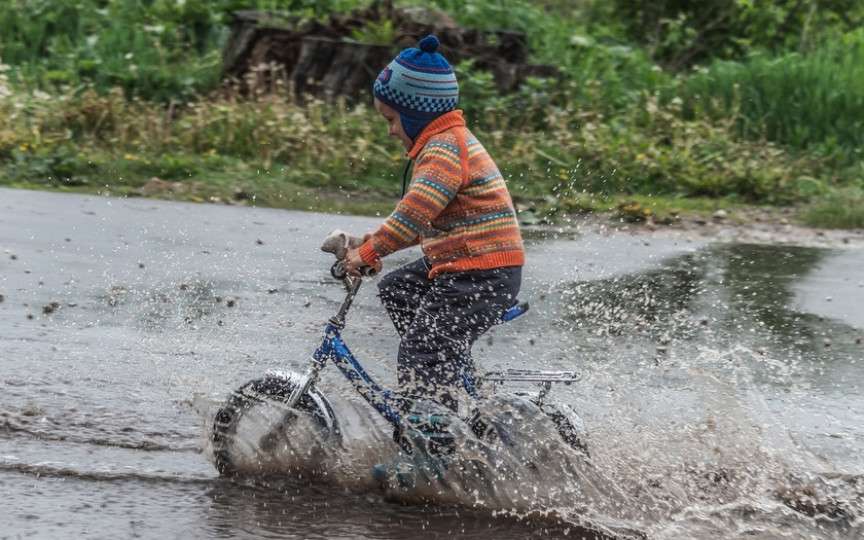 Descoperă avantajele mersului pe bicicletă pentru cel mic - o călătorie spre o viață sănătoasă și fericită