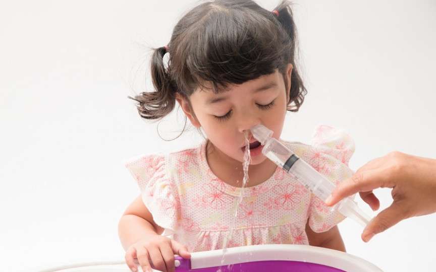Apelăm sau nu la lavajul nazal, atunci când copilul este răcit? Ce ne recomandă pediatrul