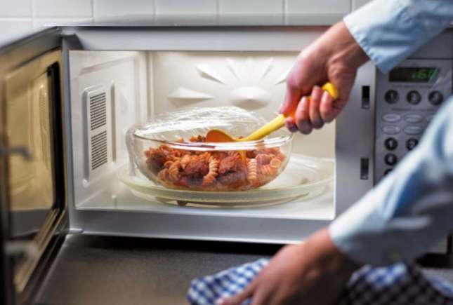 Vasele din plastic puse în cuptorul cu microunde - un pericol pentru copii
