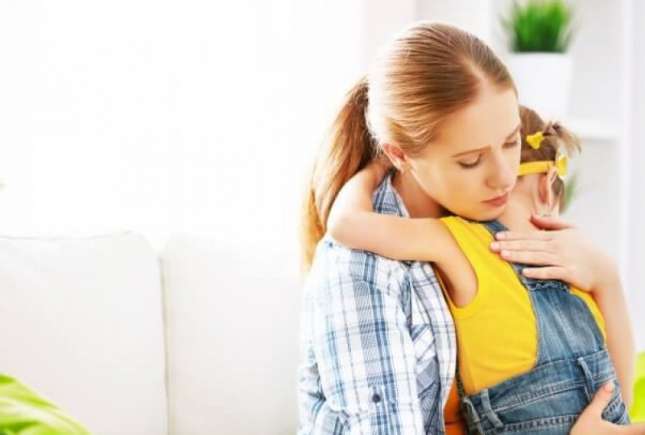 De ce nu e bine pentru dezvoltarea copilului să aibă părinți hiperprotectori