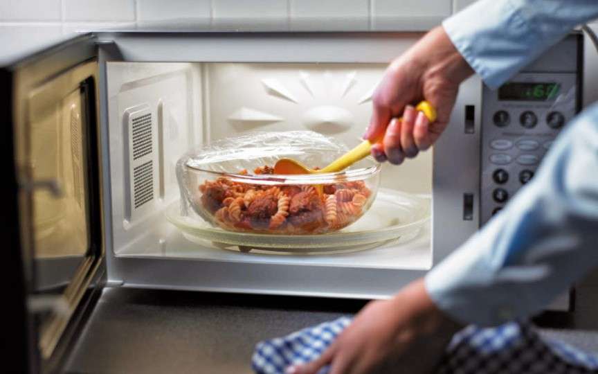 Vasele din plastic puse în cuptorul cu microunde - un pericol pentru copii