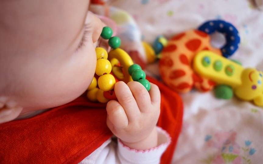 Monede, nasturi, baterii și alte obiecte înghițite de copii. Sfaturile specialiștilor!