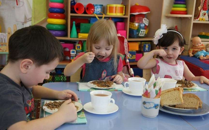 În grădinițe vor fi angajați elevi de la școlile profesionale în calitate de bucătari și educatori