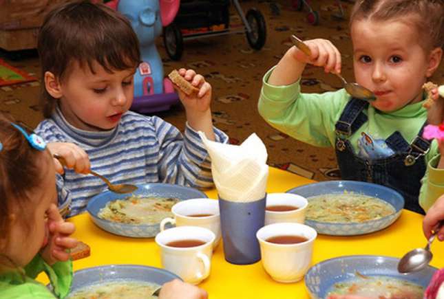 Părinții luptă pentru o alimentație sănătoasă în grădinițe: copiii mănâncă terci de 3 ori pe zi