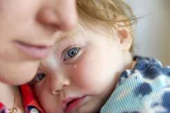 Frica de străini la copilul mic: cum îl ajuţi să scape de ea