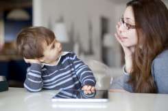 4 fraze pe care să le folosești conform metodei Montessori pentru a educa un copil sigur pe el