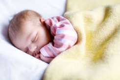 Specialiști în pediatrie: Copilul doarme mai mult și mai bine dacă are camera lui