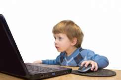 Oful unei mame: Nu năuciți copiii și părinții cu orele astea online!