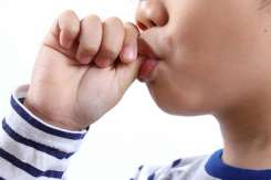 Cum să ajuți copilul să renunțe la suptul degetului – sfaturi utile pentru părinți